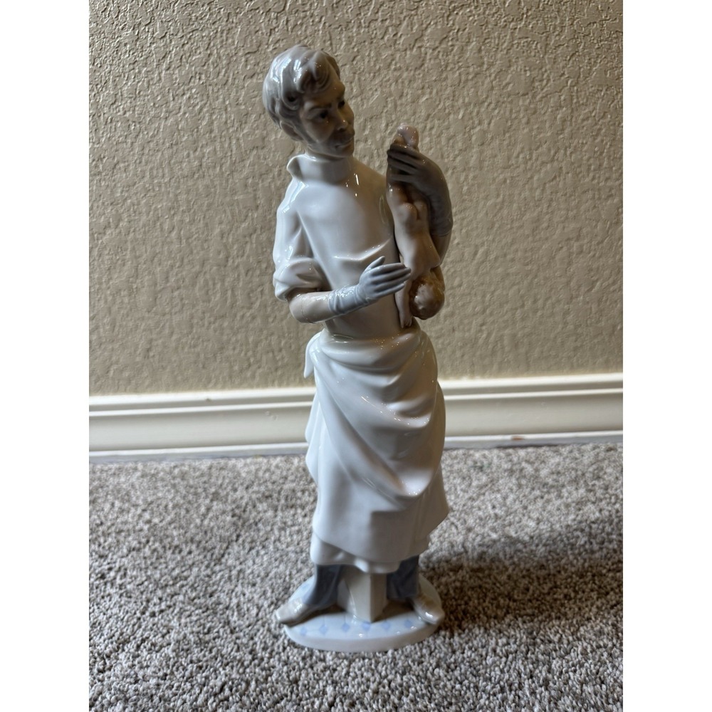 LLADRO OBSTETRICIAN‎ WITH NEWBORN BABY 14" TALL PORCELAIN FIGURINE # 4763